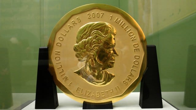 Die 100 Kilogramm schwere Goldmünze "Big Maple Leaf" wurde im März 2017 aus dem Berliner Bode-Museum gestohlen. Die 100 Kilogramm schwere Goldmünze "Big Maple Leaf" wurde im März 2017 aus dem Berliner Bode-Museum gestohlen.