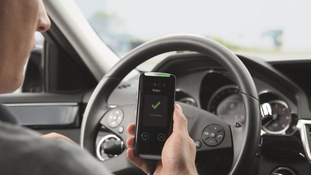Um alkoholbedingte Verkehrsunfälle zu vermeiden, sollten Neufahrzeuge künftig mit einer Alkohol-Wegfahrsperre ausgerüstet sein, fordert die Unfallforschung der Versicherer (UDV). Um alkoholbedingte Verkehrsunfälle zu vermeiden, sollten Neufahrzeuge künftig mit einer Alkohol-Wegfahrsperre ausgerüstet sein, fordert die Unfallforschung der Versicherer (UDV).