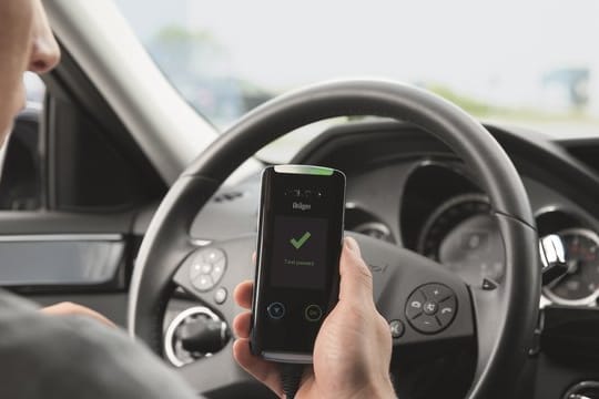 Um alkoholbedingte Verkehrsunfälle zu vermeiden, sollten Neufahrzeuge künftig mit einer Alkohol-Wegfahrsperre ausgerüstet sein, fordert die Unfallforschung der Versicherer (UDV).