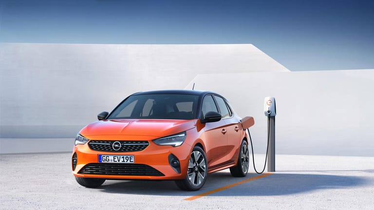 Opel Corsa e: Der Kleinwagen hat dieselbe Technik wie der Peugeot e-208. Beide Marken gehören zum französischen PSA-Konzern.