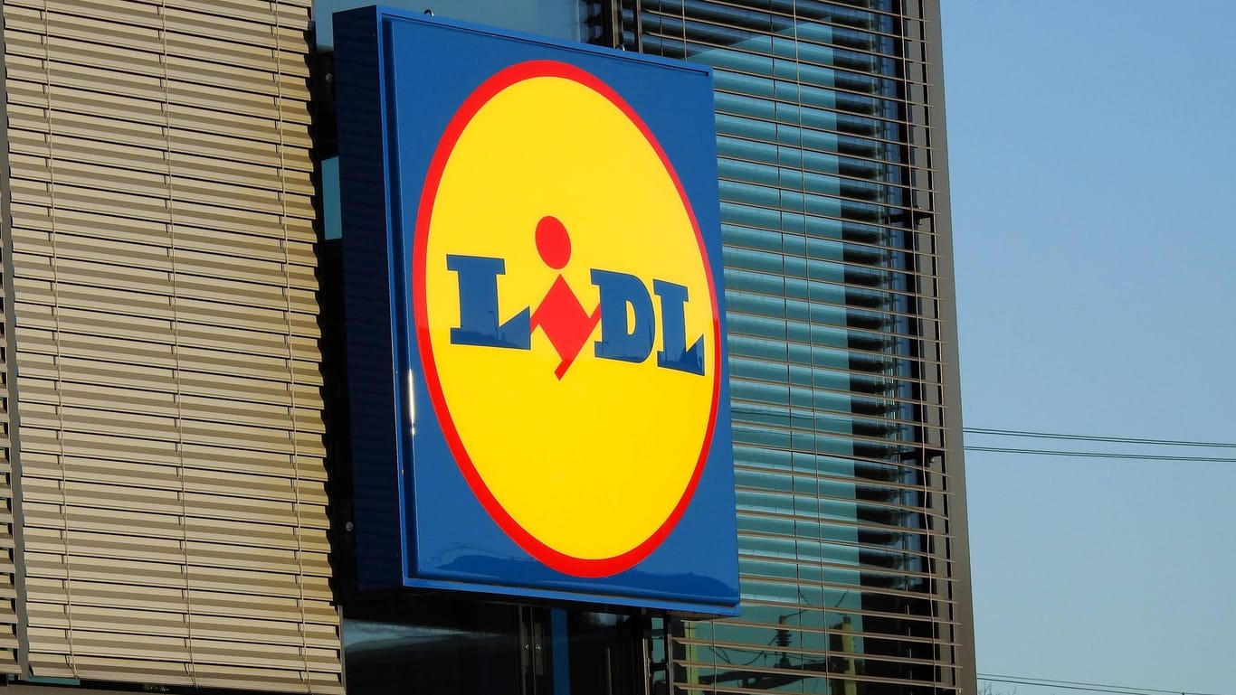 Das Lidl-Logo an einem Geschäft: Beim Discounter gibt es in dieser Woche ein Smartphone zu kaufen.