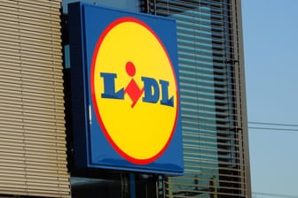 Das Lidl-Logo an einem Geschäft: Beim Discounter gibt es in dieser Woche ein Smartphone zu kaufen.