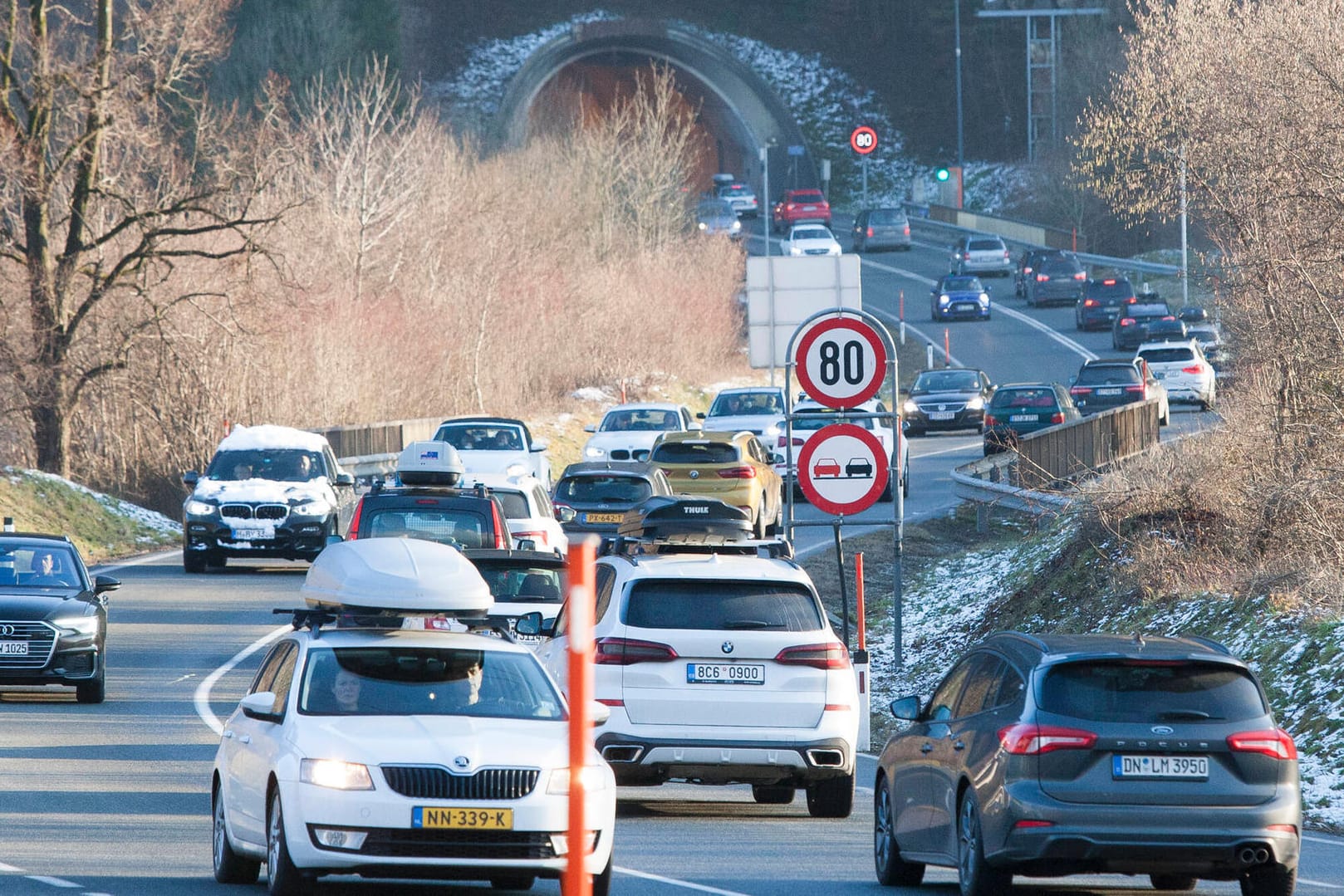 Staus: Viele Urlauber drängen zum Start der Winterferien auf die Autobahnen.