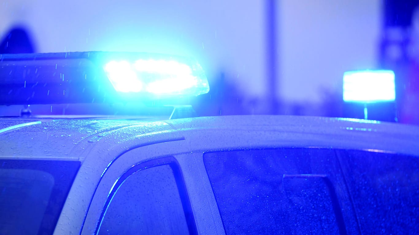 Ein Polizeiwagen mit eingeschaltetem Blaulicht.