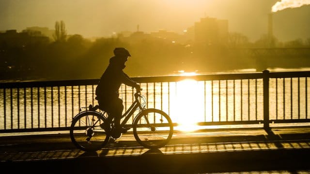 Radfahren im Winter: Auch bei Temperaturen über null Grad sollten Radler vorsichtig sein. Radfahren im Winter: Auch bei Temperaturen über null Grad sollten Radler vorsichtig sein.