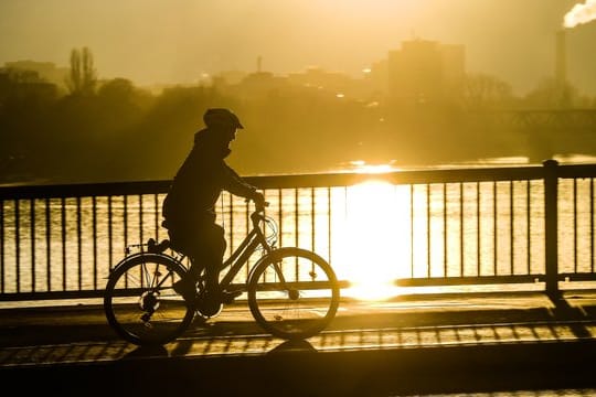 Radfahren im Winter: Auch bei Temperaturen über null Grad sollten Radler vorsichtig sein.