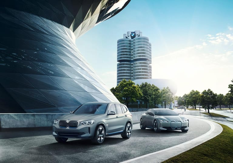 BMW iX3 (links): Zugunsten der Reichweite verzichtet BMW bei seinem Elektro-SUV auf einen Allradantrieb.