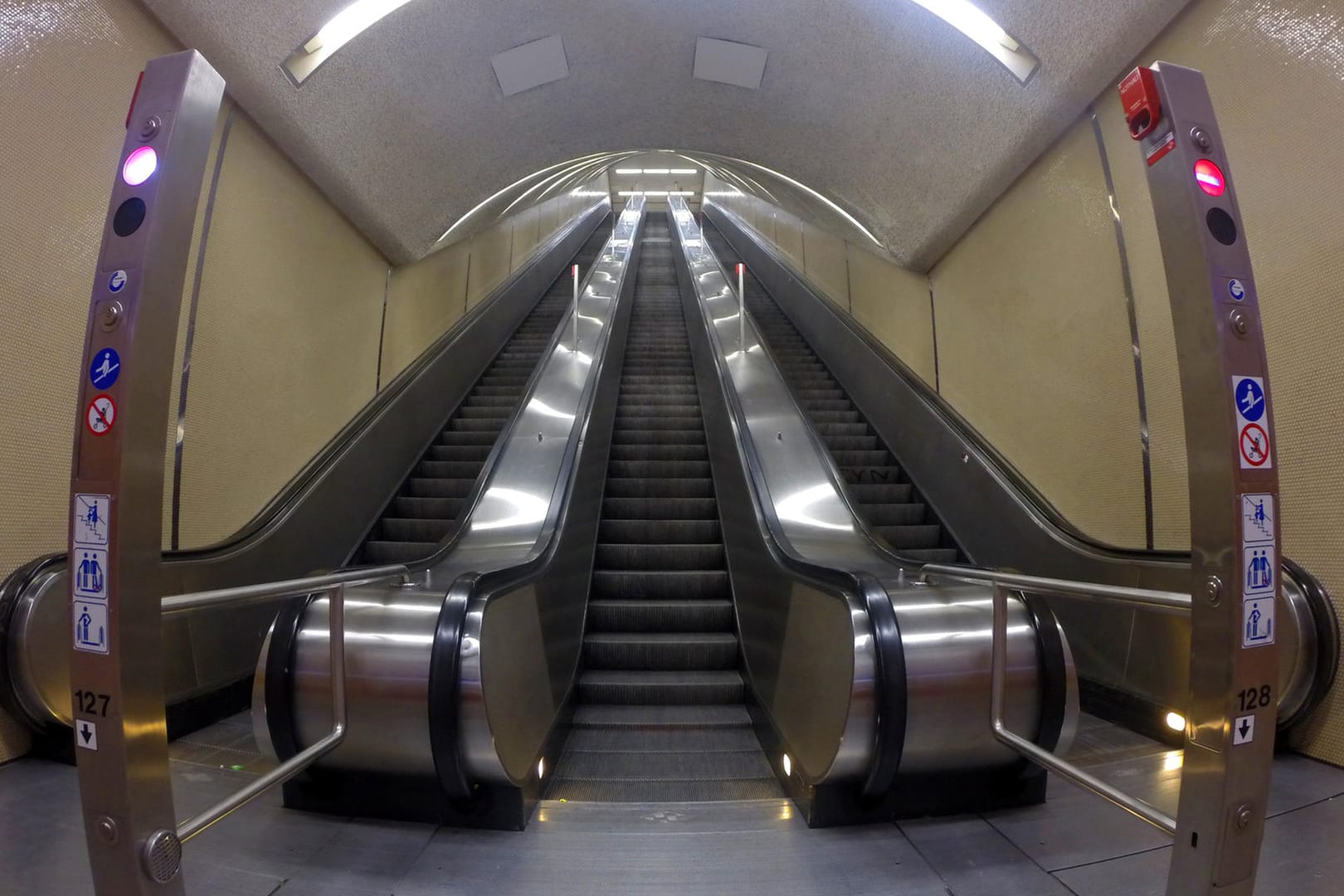 Rolltreppe: Wenn die fahrenden Treppen defekt sind, kommen manche ins Stolpern.