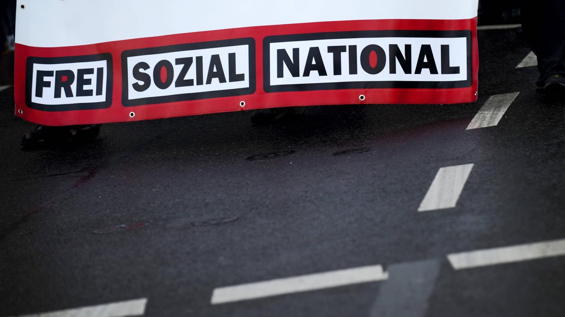 Plakat auf einer rechtsextremen Demonstration: Auch in den E-Mails war eine nationalsozialistische Ideologie erkennbar. (Symbolbild) Plakat auf einer rechtsextremen Demonstration: Auch in den E-Mails war eine nationalsozialistische Ideologie erkennbar. (Symbolbild)