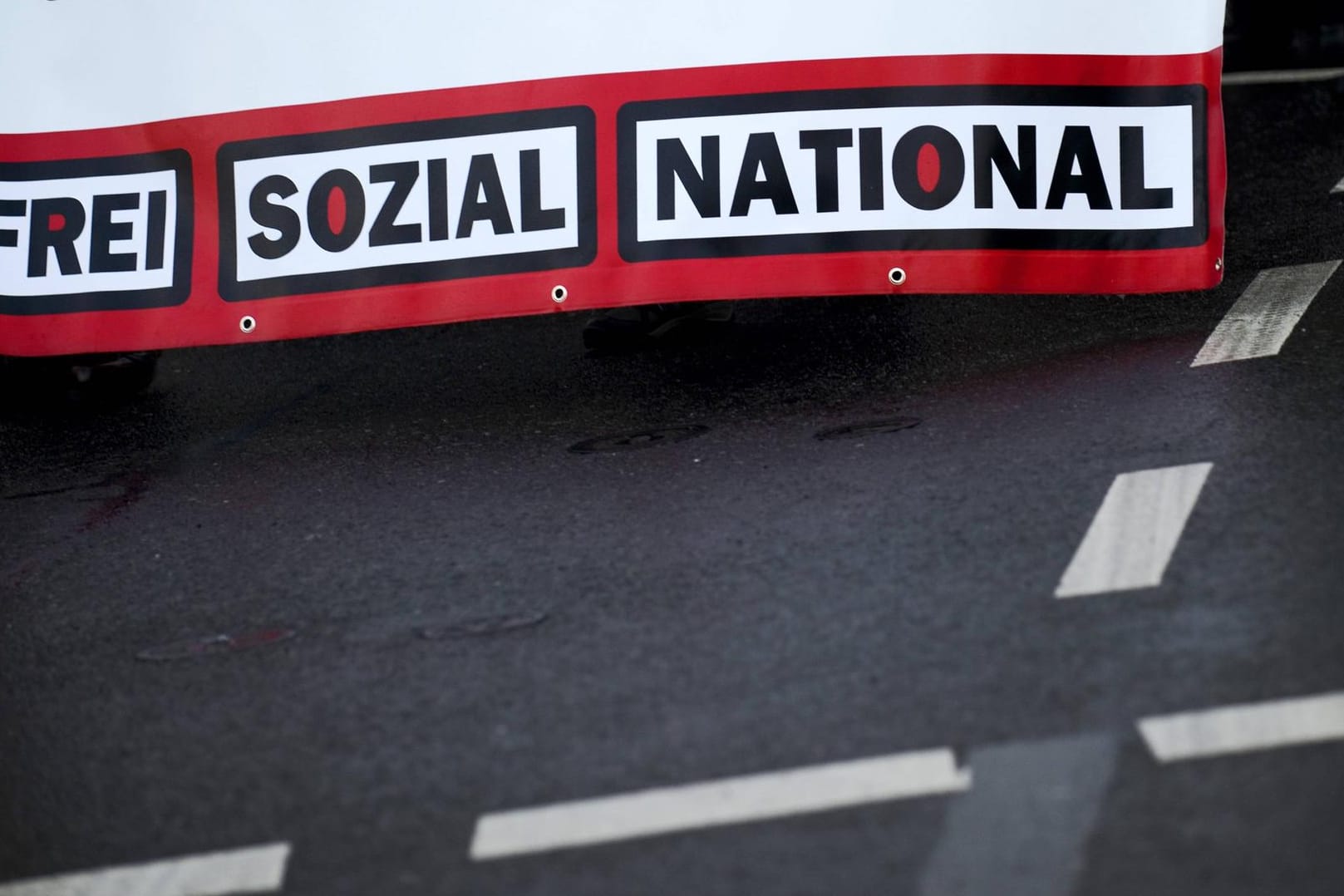 Plakat auf einer rechtsextremen Demonstration: Auch in den E-Mails war eine nationalsozialistische Ideologie erkennbar. (Symbolbild)