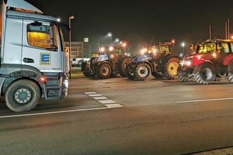 Bauern demonstrieren vor dem Supermarkt-Großlager: Traktoren blockieren den Parkplatz.