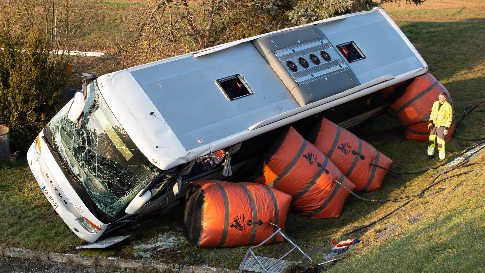 Mit Hebekissen wird der verunglückte Schulbus aufgestellt: Der Bus fährt nach dem Unfall eine andere Route zur Schule. Mit Hebekissen wird der verunglückte Schulbus aufgestellt: Der Bus fährt nach dem Unfall eine andere Route zur Schule.