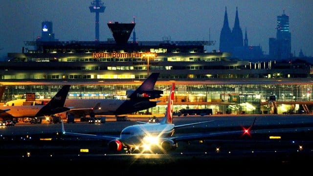 Ein Flugzeug landet auf dem Flughafen Köln/Bonn. Ein Flugzeug landet auf dem Flughafen Köln/Bonn.