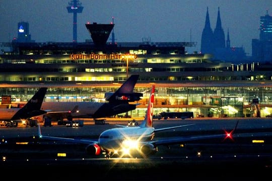 Ein Flugzeug landet auf dem Flughafen Köln/Bonn.