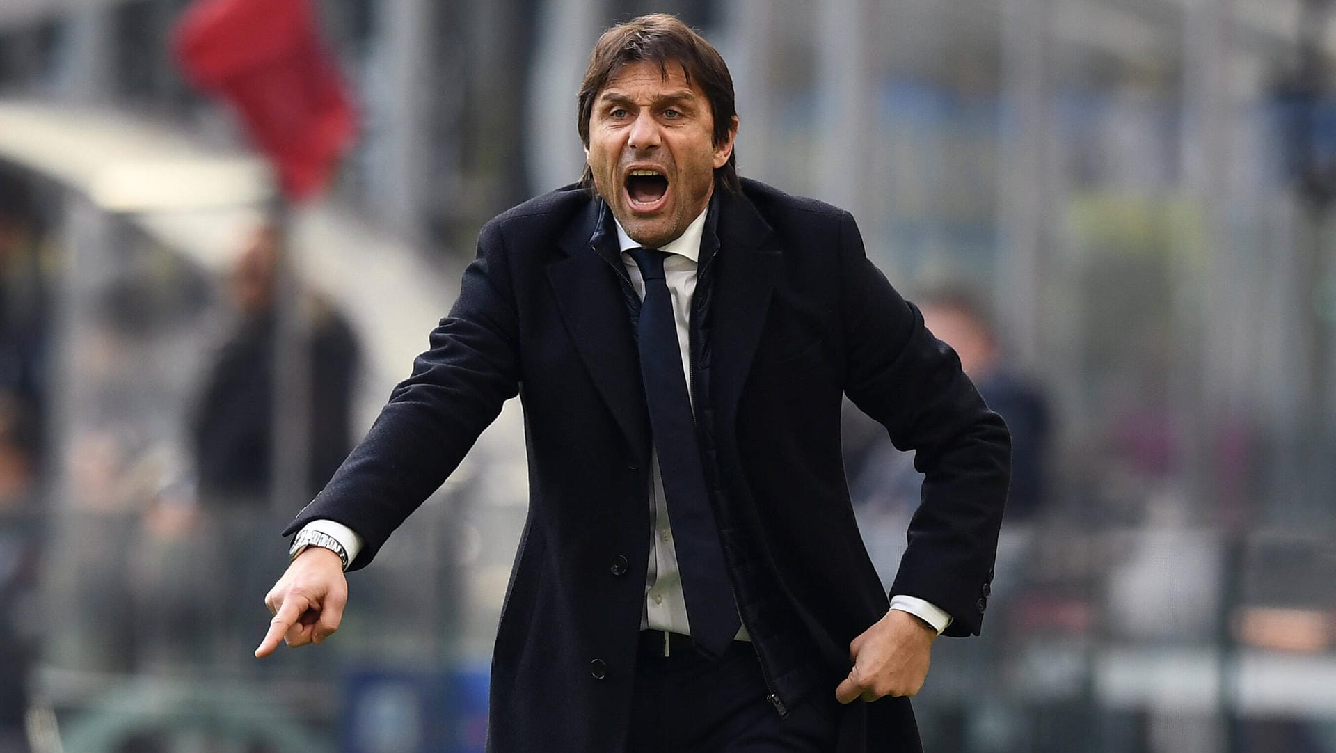 Antonio Conte: Der Trainer von Inter Mailand musste nach dem Spiel gegen Cagliari Calcio (1:1) meedizinisch betreut werden.
