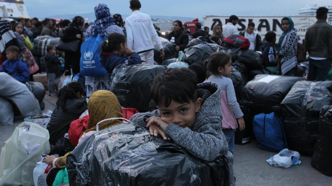 Ein geflüchteter Junge in einem Hafen in der Nähe von Athen: Die Lage in den Lagern ist oft menschenunwürdig.