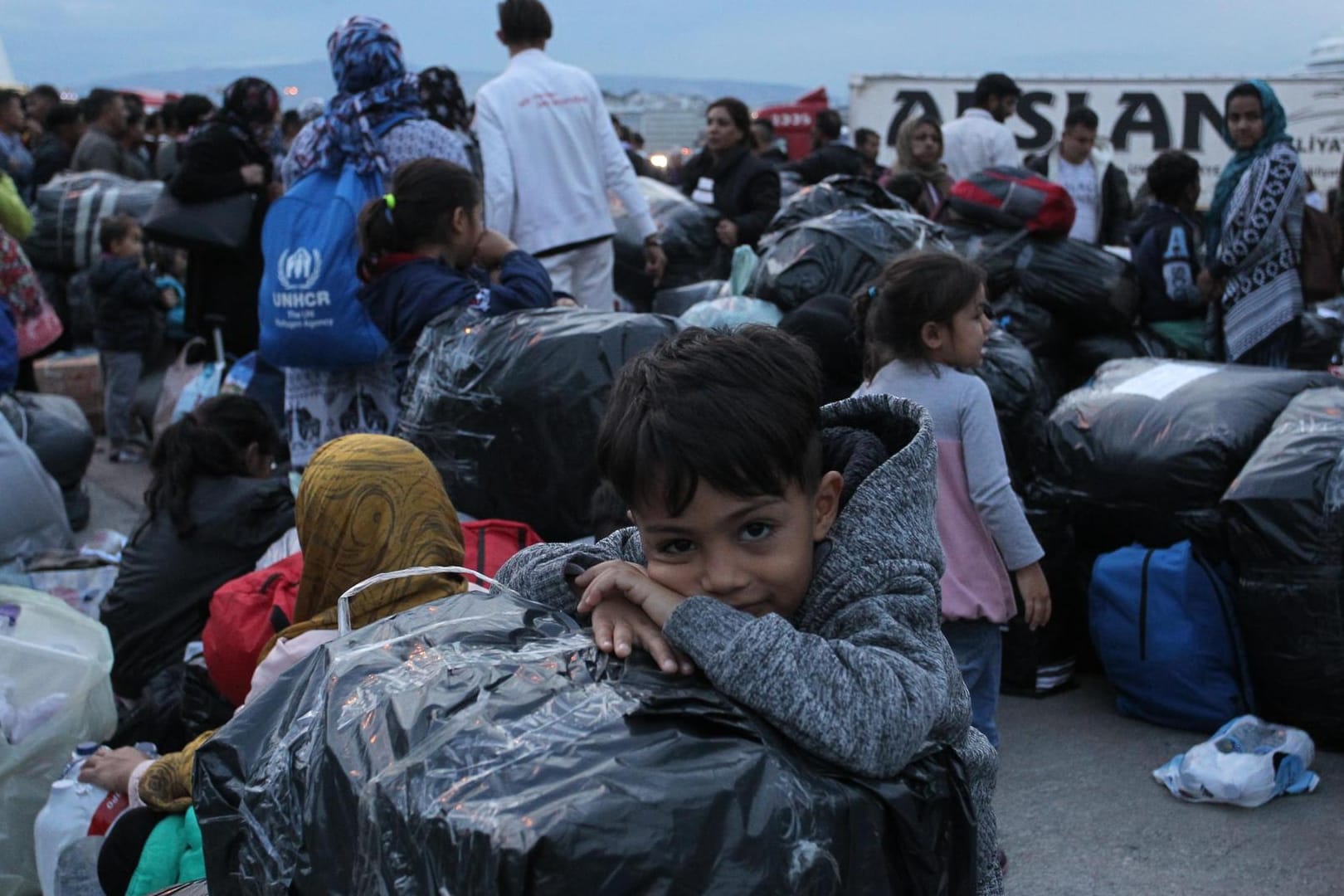 Ein geflüchteter Junge in einem Hafen in der Nähe von Athen: Die Lage in den Lagern ist oft menschenunwürdig.