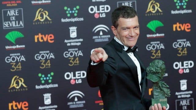 Antonio Banderas bleibt vollkommen relaxed.