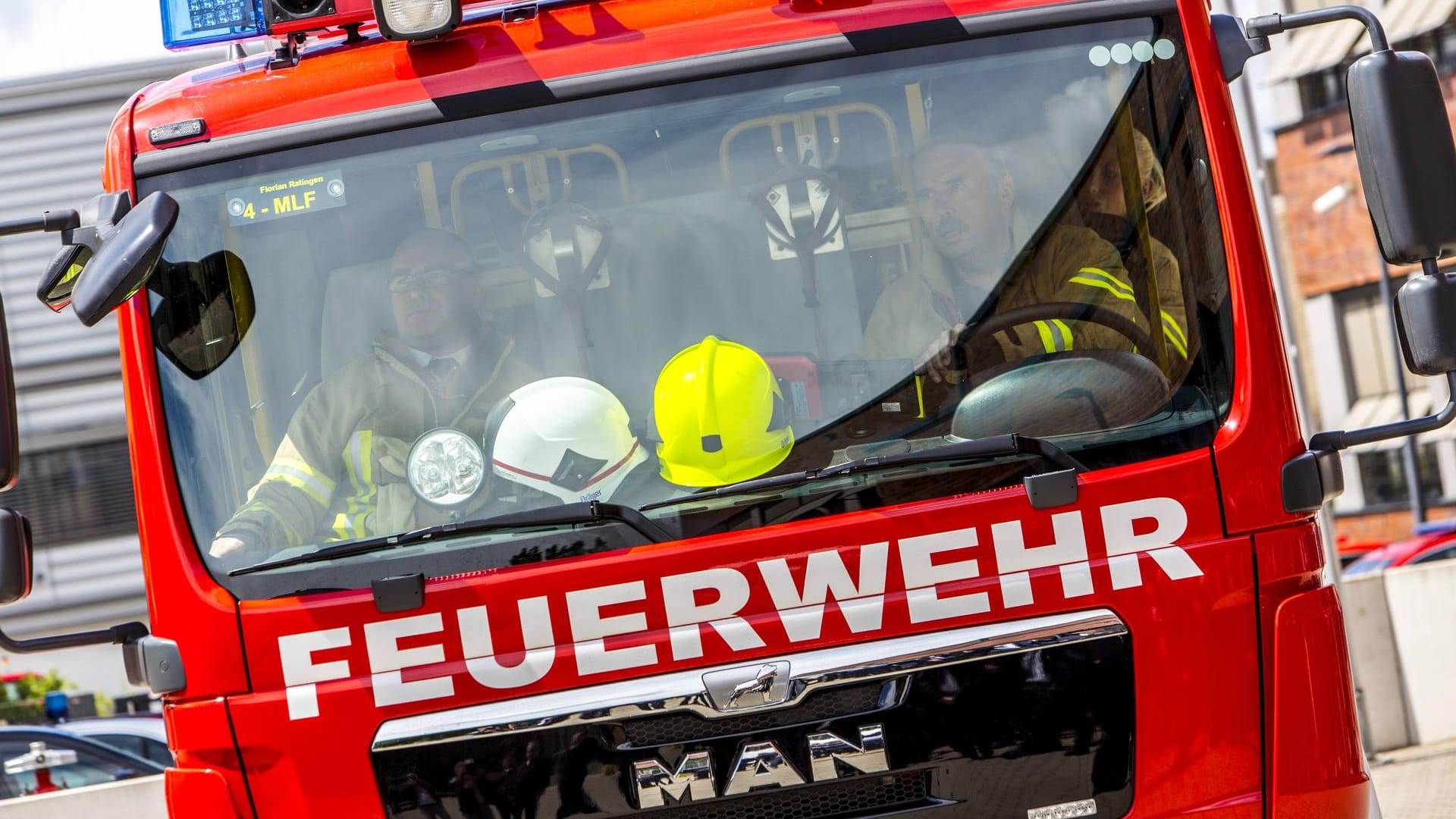 Ein Feuerwehrfahrzeug im Einsatz: Einige Anwohner mussten mit einer Drehleiter gerettet werden. (Symbolbild) Ein Feuerwehrfahrzeug im Einsatz: Einige Anwohner mussten mit einer Drehleiter gerettet werden. (Symbolbild)