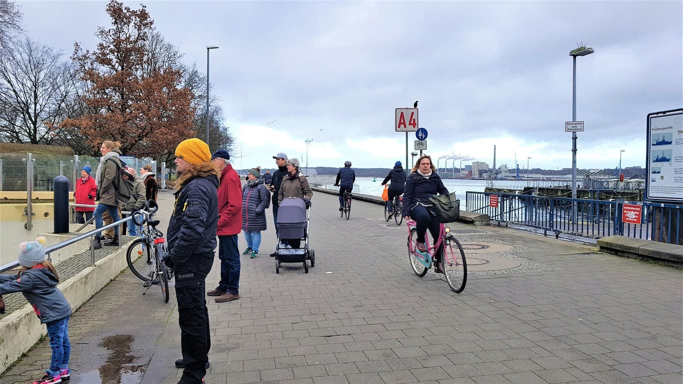 Menschen unterwegs am Ufer: Auch in den Wintermonaten sind Spaziergänge in Kiel eine beliebte Unternehmung.