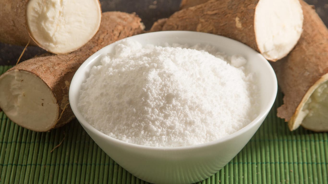 Maniokmehl: Das weiße Mehl aus der Knolle kann ähnlich wie Weizenmehl verwendet werden.