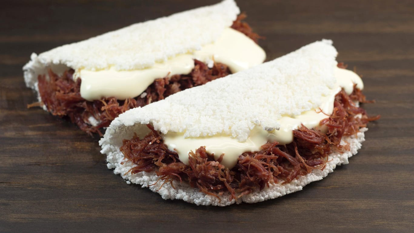 Tapioca de carne do sol: Vor allem in Brasilien wird Tapioka gern als gefüllter Fladen mit Fleisch oder Gemüse gegessen.
