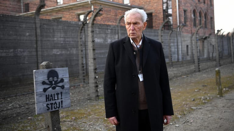 Hermann Höllenreiner, Holocaust-Überlebender besucht das ehemalige deutsche nationalsozialistische Konzentrations- und Vernichtungslager Auschwitz-Birkenau.