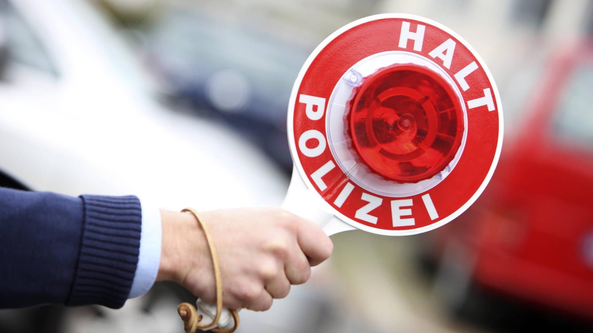 Ein Polizist mit einer Anhaltekelle: Der Bus fuhr nach der Kontrolle mit einem Ersatzfahrer weiter. (Symbolbild) Ein Polizist mit einer Anhaltekelle: Der Bus fuhr nach der Kontrolle mit einem Ersatzfahrer weiter. (Symbolbild)