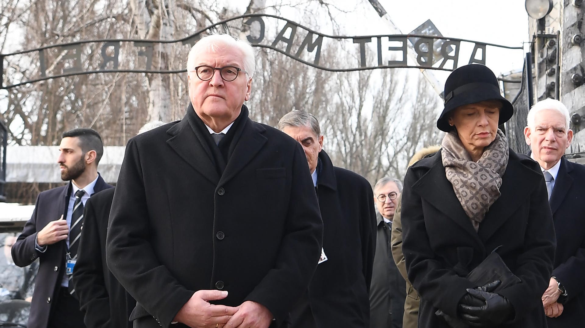 Bundespräsident Frank-Walter Steinmeier und seine Frau Elke Büdenbender besuchen das Tor mit dem Schriftzug "Arbeit macht frei" in Auschwitz.