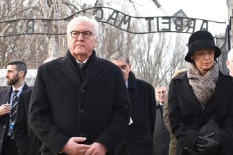 Bundespräsident Frank-Walter Steinmeier und seine Frau Elke Büdenbender besuchen das Tor mit dem Schriftzug "Arbeit macht frei" in Auschwitz.