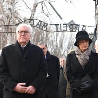 Bundespräsident Frank-Walter Steinmeier und seine Frau Elke Büdenbender besuchen das Tor mit dem Schriftzug "Arbeit macht frei" in Auschwitz.