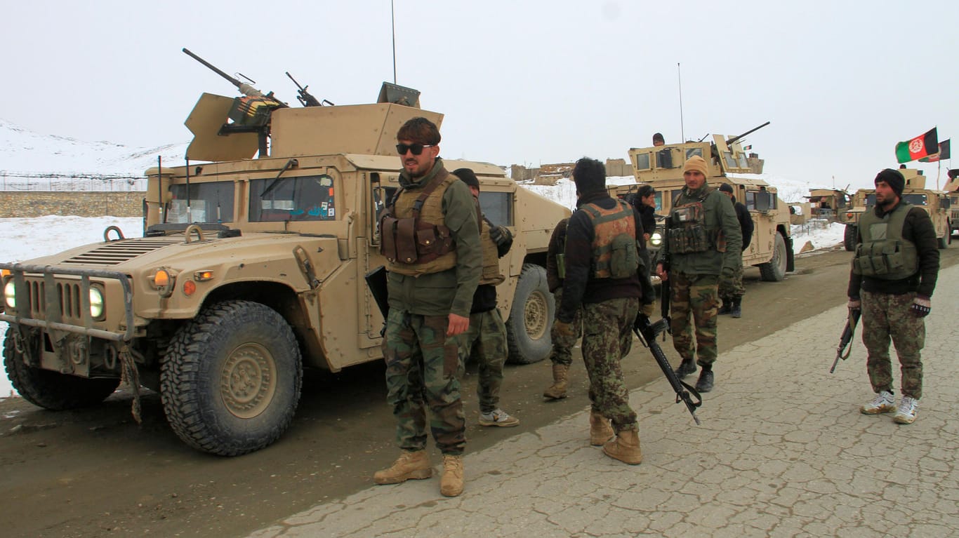Soldaten der afghanischen Armee rücken in das Gebiet vor, in dem das Flugzeug abgestürzt ist: Ob bei dem Unglück Menschen zu Schaden kamen war zunächst unklar.