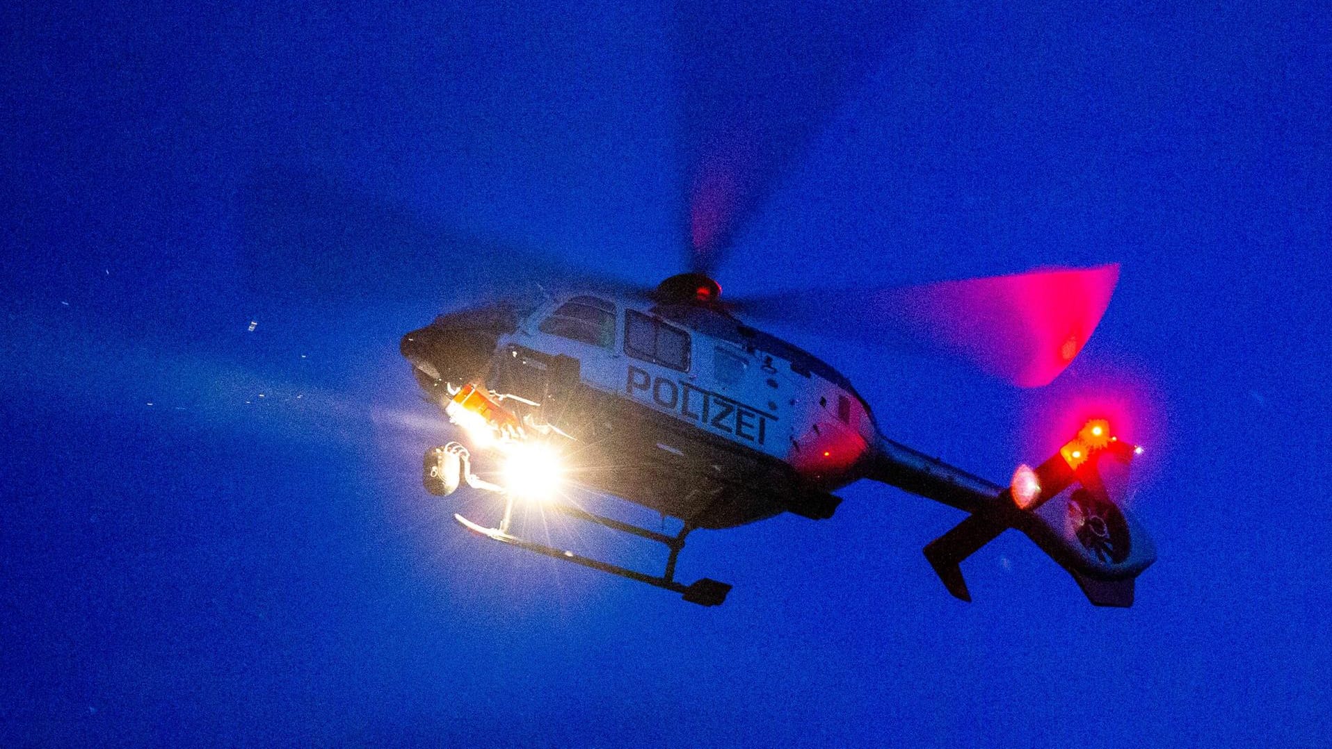 Ein Polizeihubschrauber fliegt in der Nacht: Die Beamten hatten auch versucht den Mann aus der Luft aufzuspüren. (Symbolbild) Ein Polizeihubschrauber fliegt in der Nacht: Die Beamten hatten auch versucht den Mann aus der Luft aufzuspüren. (Symbolbild)
