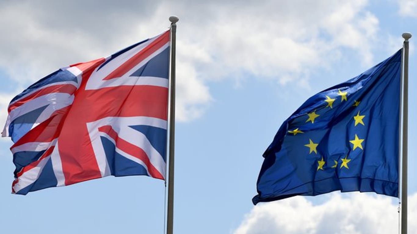 Der britische Union Jack neben der Fahne der EU.