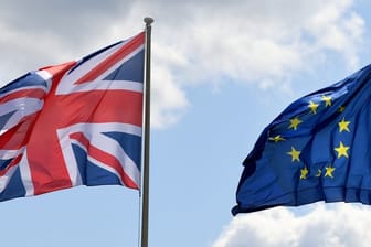 Der britische Union Jack neben der Fahne der EU.