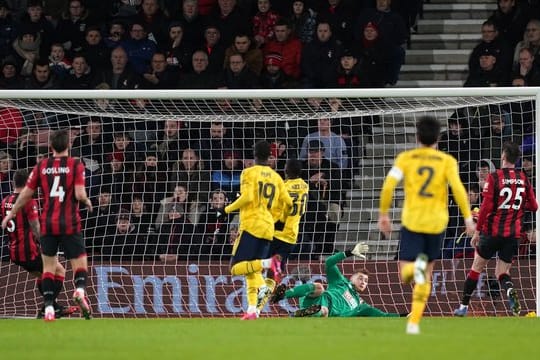 Eddie Nketiah (M) erzielte den Treffer zum 2:0 für den FC Arsenal.