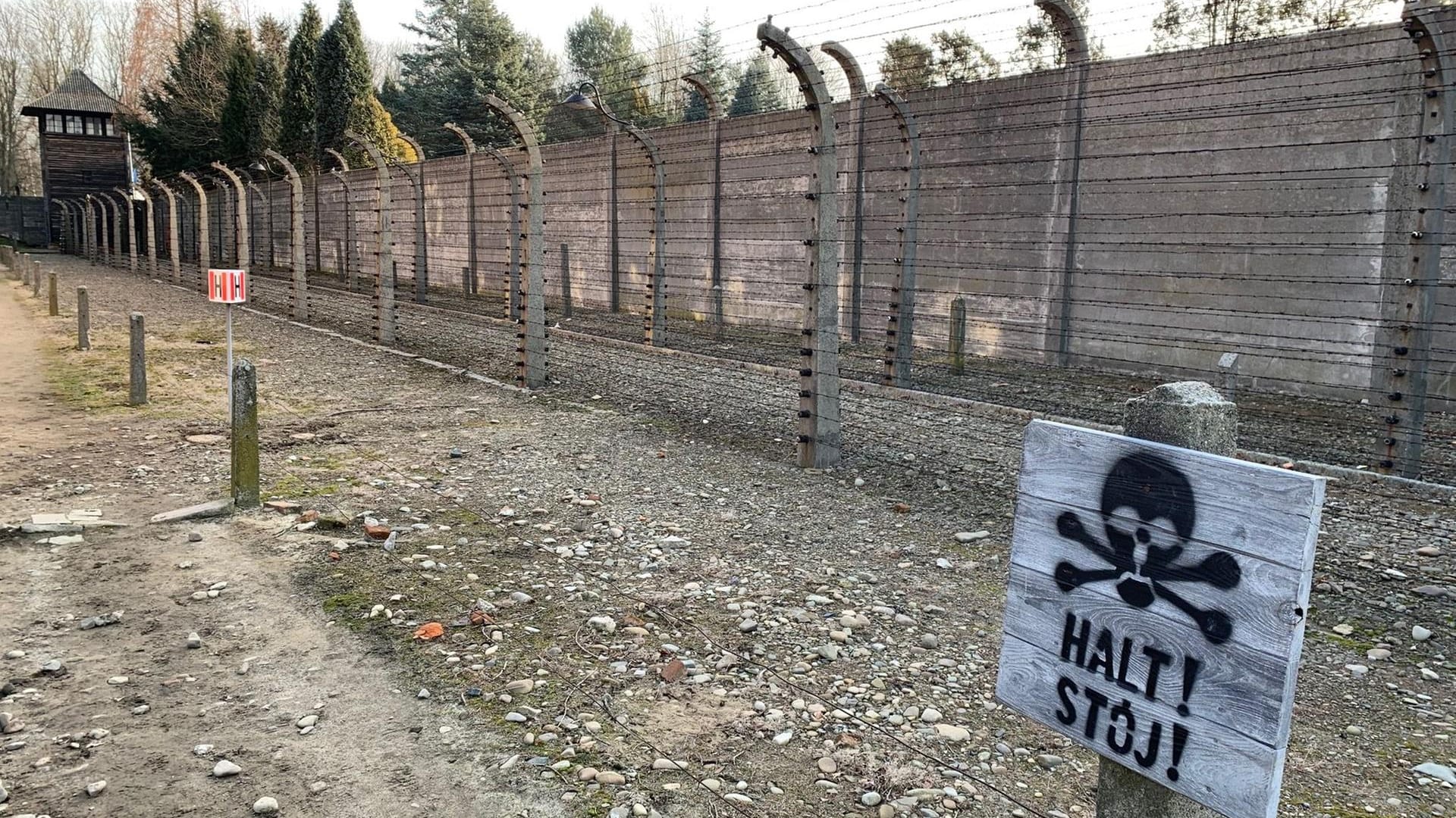 Eine Mauer und elektrischer Stacheldraht hinderte die Gefangenen im Stammlager an der Flucht.