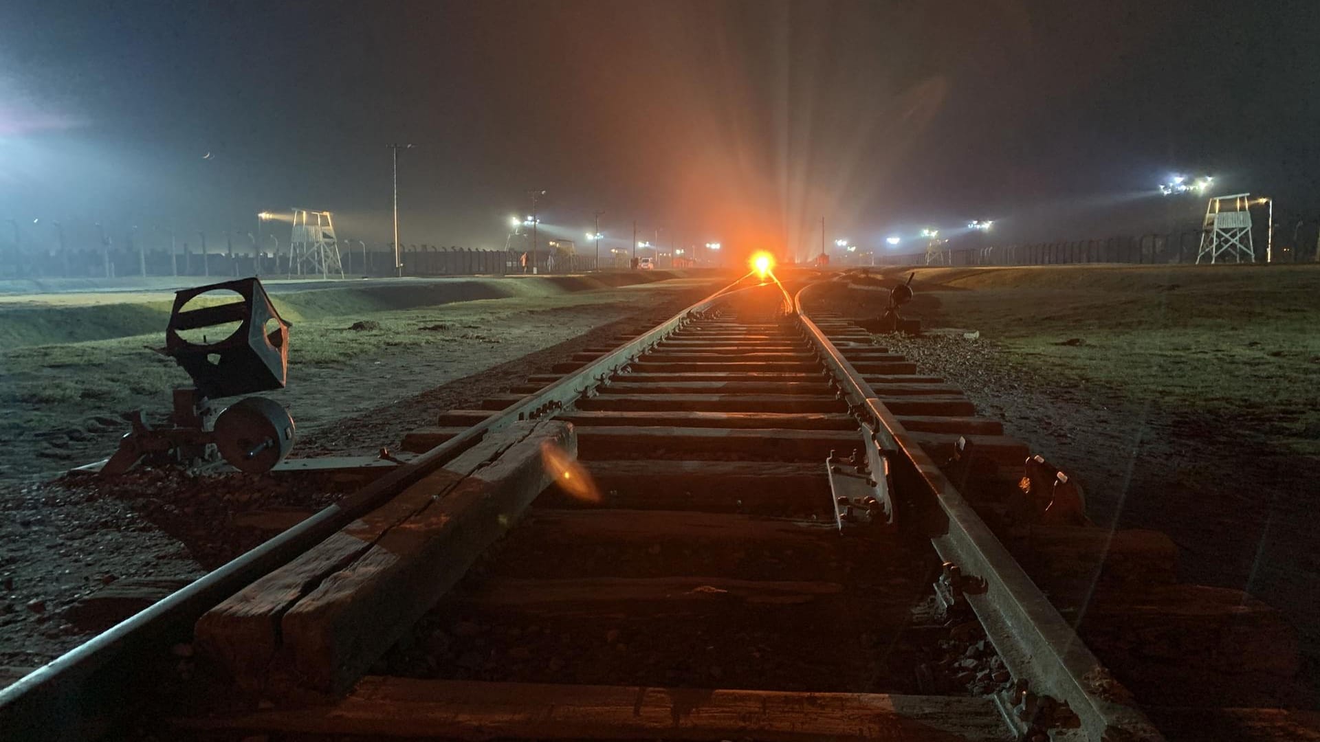 Auf den Schienen an der Rampe steht immer noch ein Waggon.