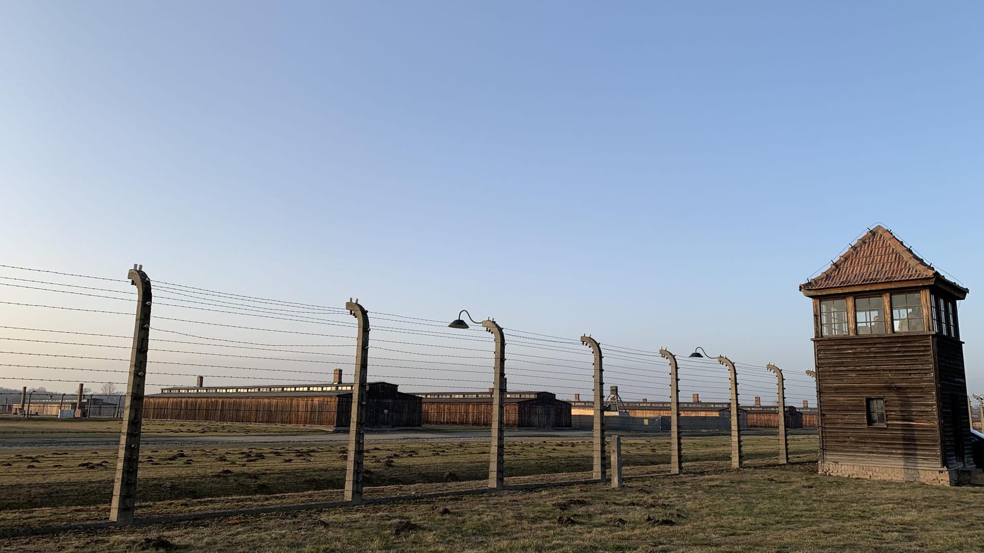 Vom einstigen Vernichtungslager Auschwitz-Birkenau sind dagegen nur noch Ruinen übrig. Die Wachtürme wurden originalgetreu rekonstruiert.