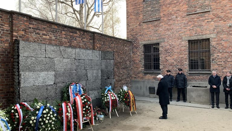 Bundespräsident Steinmeier gedenkt an der "Schwarzen Wand" der Toten.