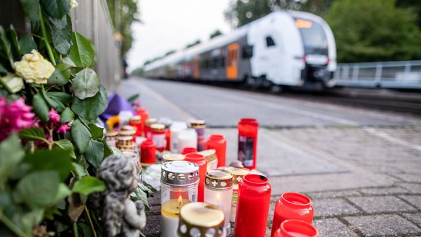 Blumen und Kerzen an Gleis eins des Bahnhofs von Voerde.
