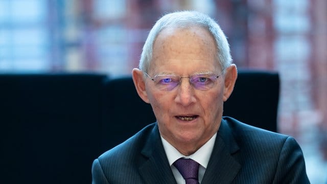 Wolfgang Schäuble: "Mit Gewalt gegen eine Minderheit fängt es immer an, aus Hassparolen werden Taten". Wolfgang Schäuble: "Mit Gewalt gegen eine Minderheit fängt es immer an, aus Hassparolen werden Taten".