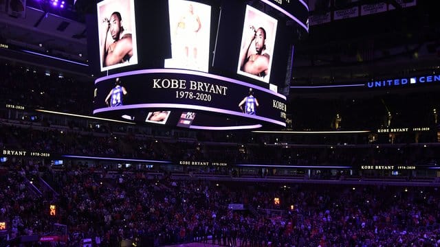 Vor der NBA-Partie Chicago Bulls gegen San Antonio Spurs gedenken Spieler und Fans 24 Basketball-Legende Bryant. Vor der NBA-Partie Chicago Bulls gegen San Antonio Spurs gedenken Spieler und Fans 24 Basketball-Legende Bryant.