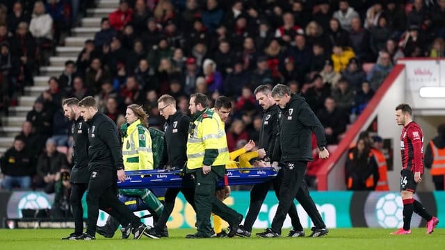 Verletzt: Für Shkodran Mustafi war das Pokalspiel in Bournemouth vorzeitig beendet.