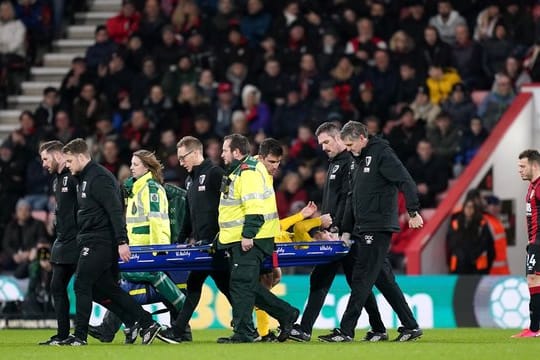Verletzt: Für Shkodran Mustafi war das Pokalspiel in Bournemouth vorzeitig beendet.