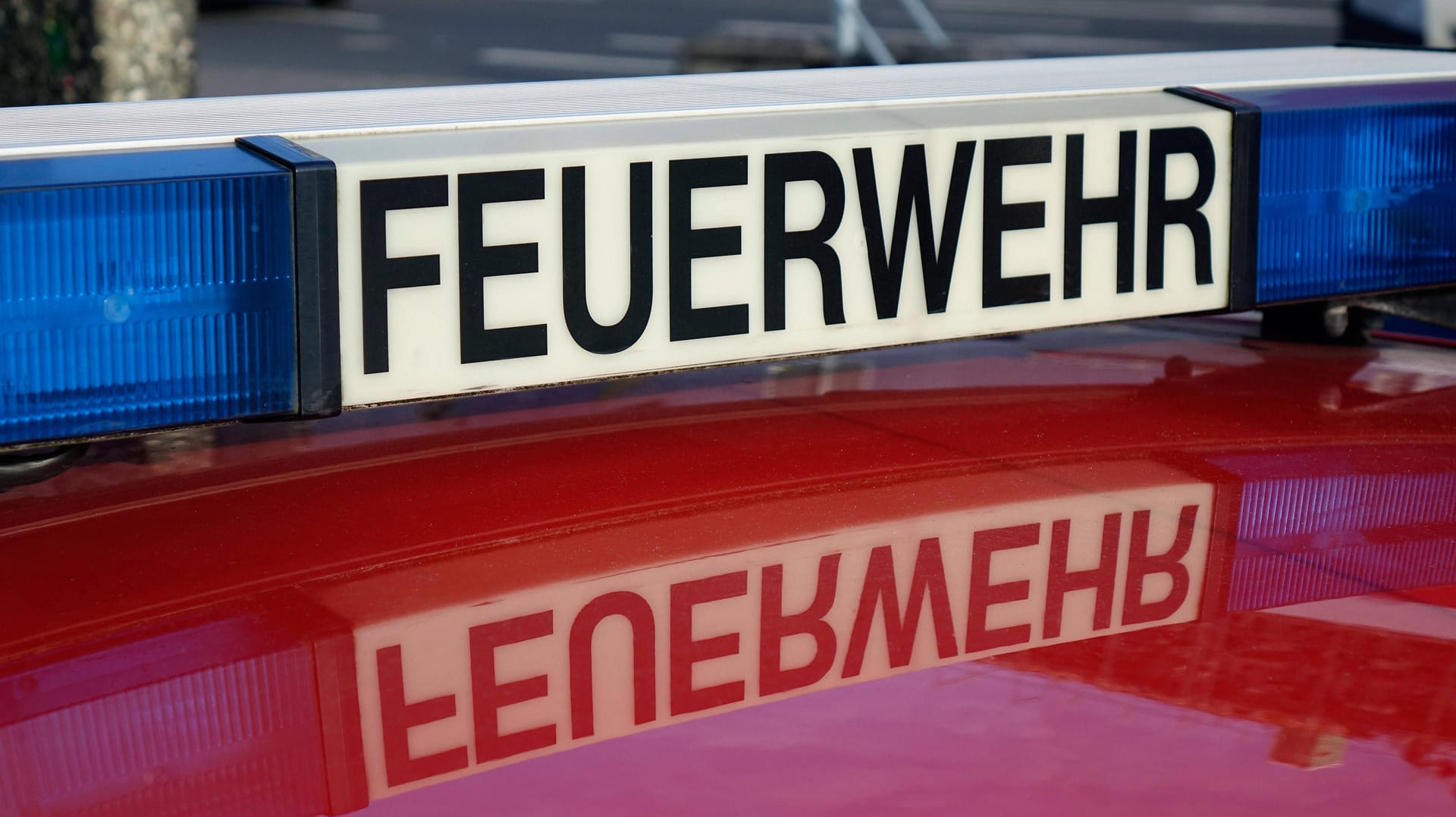 Feuerwehrwagen: Die Feuerwehr kämpfte mit starken Kräften vor Ort. (Symbolbild) Feuerwehrwagen: Die Feuerwehr kämpfte mit starken Kräften vor Ort. (Symbolbild)