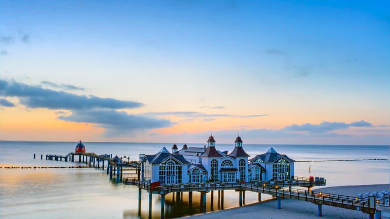 Rügen: Nicht nur bei Sonnenuntergängen ist die Ostseeinsel ein ideales Ziel für romantische Urlaube zu zweit.