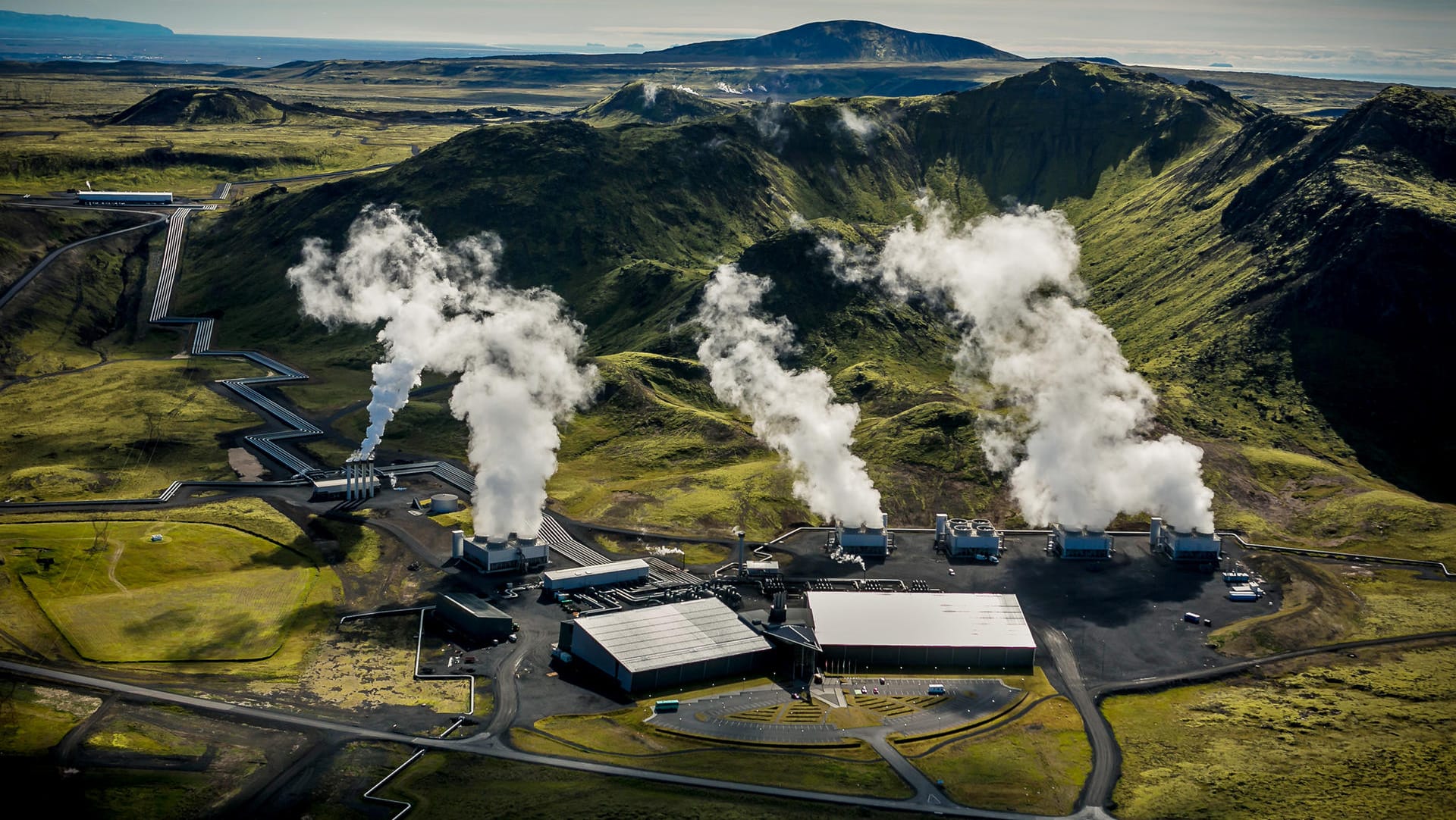 Dampf steigt vom Thermalkraftwerk Hellisheidi auf: Auf dem Gelände steht eine Anlage, die der Luft CO2 entziehen kann – bislang sind es 40 Tonnen pro Jahr.