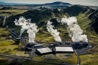 Dampf steigt vom Thermalkraftwerk Hellisheidi auf: Auf dem Gelände steht eine Anlage, die der Luft CO2 entziehen kann – bislang sind es 40 Tonnen pro Jahr.