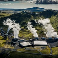 Dampf steigt vom Thermalkraftwerk Hellisheidi auf: Auf dem Gelände steht eine Anlage, die der Luft CO2 entziehen kann – bislang sind es 40 Tonnen pro Jahr.